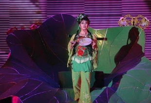 刘晓庆穿肚兜扮16岁少女 歌舞剧造型奢华